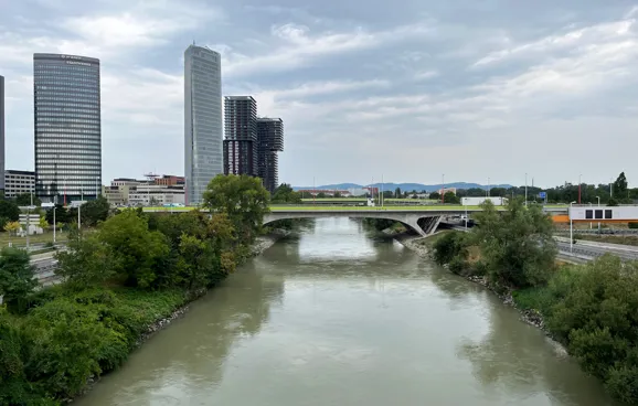 Blick von der Brücke auf den Donaukanal, den Austro Tower und die Triple Tower.