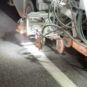 Linien, die für Sicherheit sorgen: So entstehen Markierungen auf der Autobahn