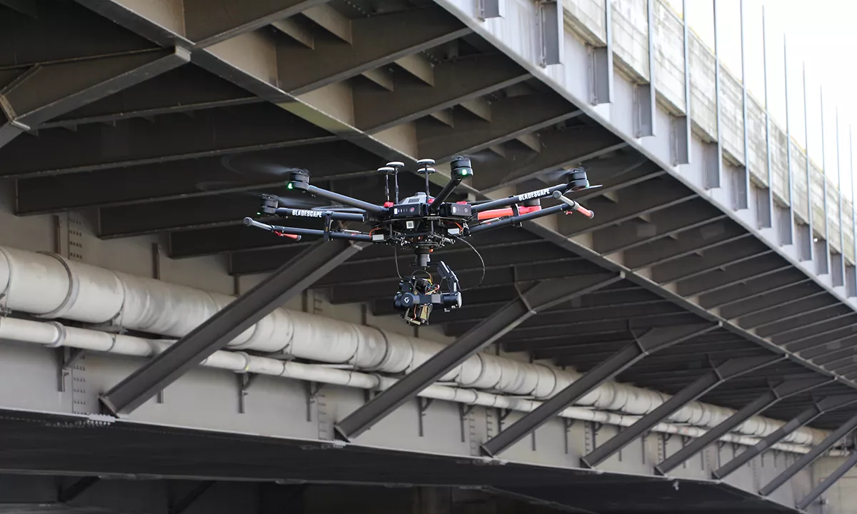 Drohne im Einsatz unter einer Brücke
