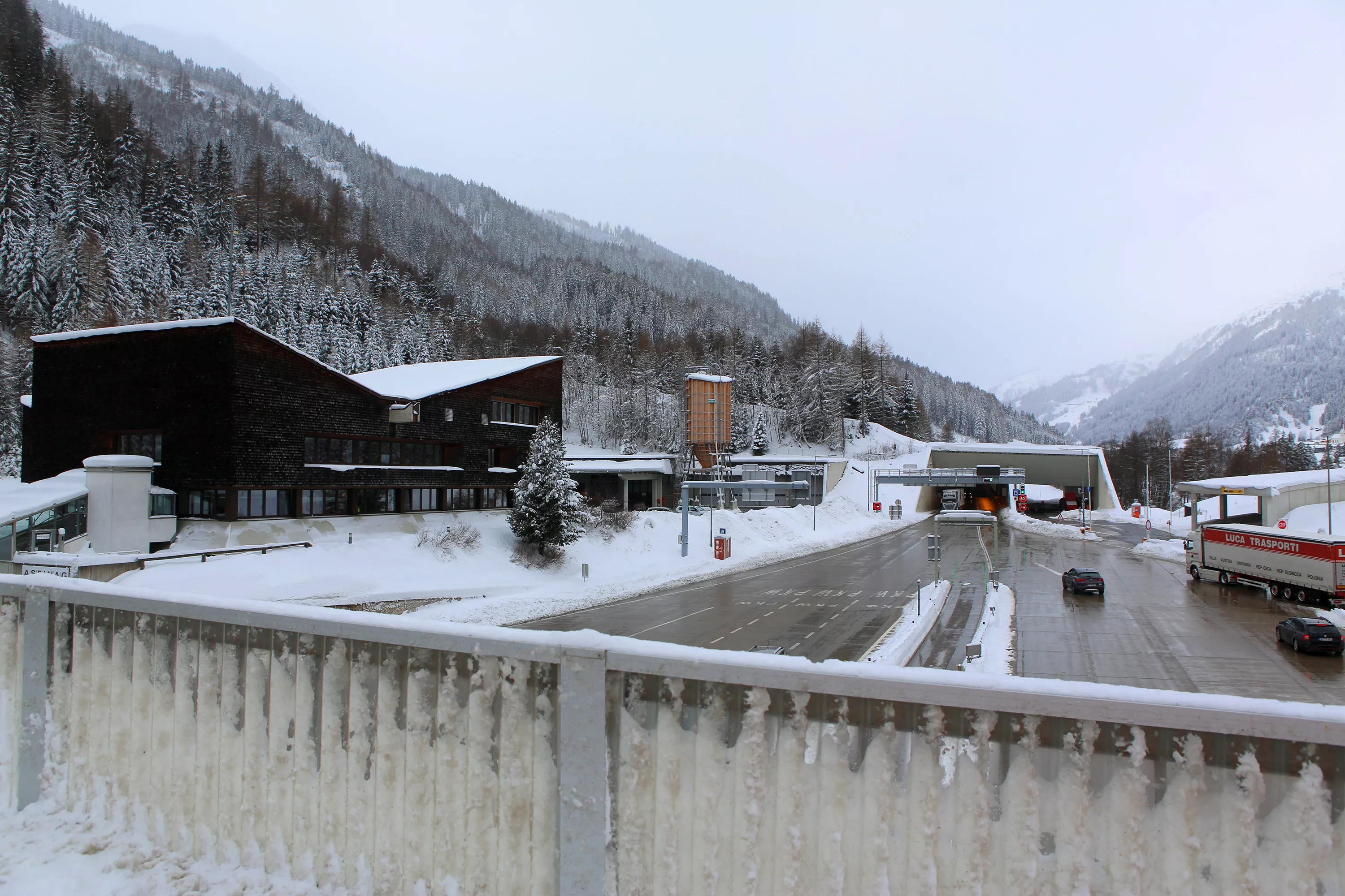 Lawinenschutzgalerie entlang der Arlberg Schnellstraße zum Schutz vor Lawinen 