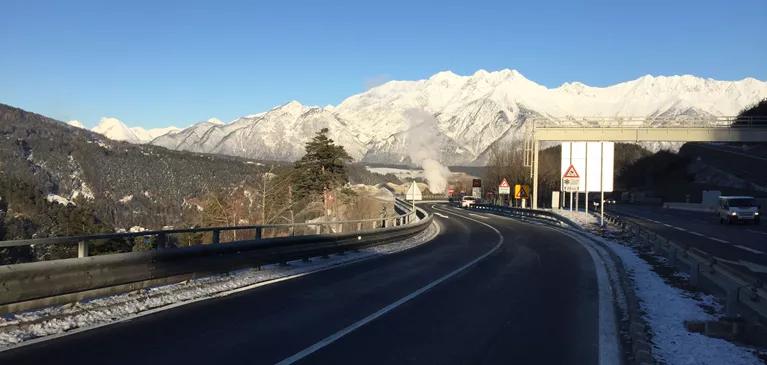 Eine Autobahn an einem sonnigen Wintertag