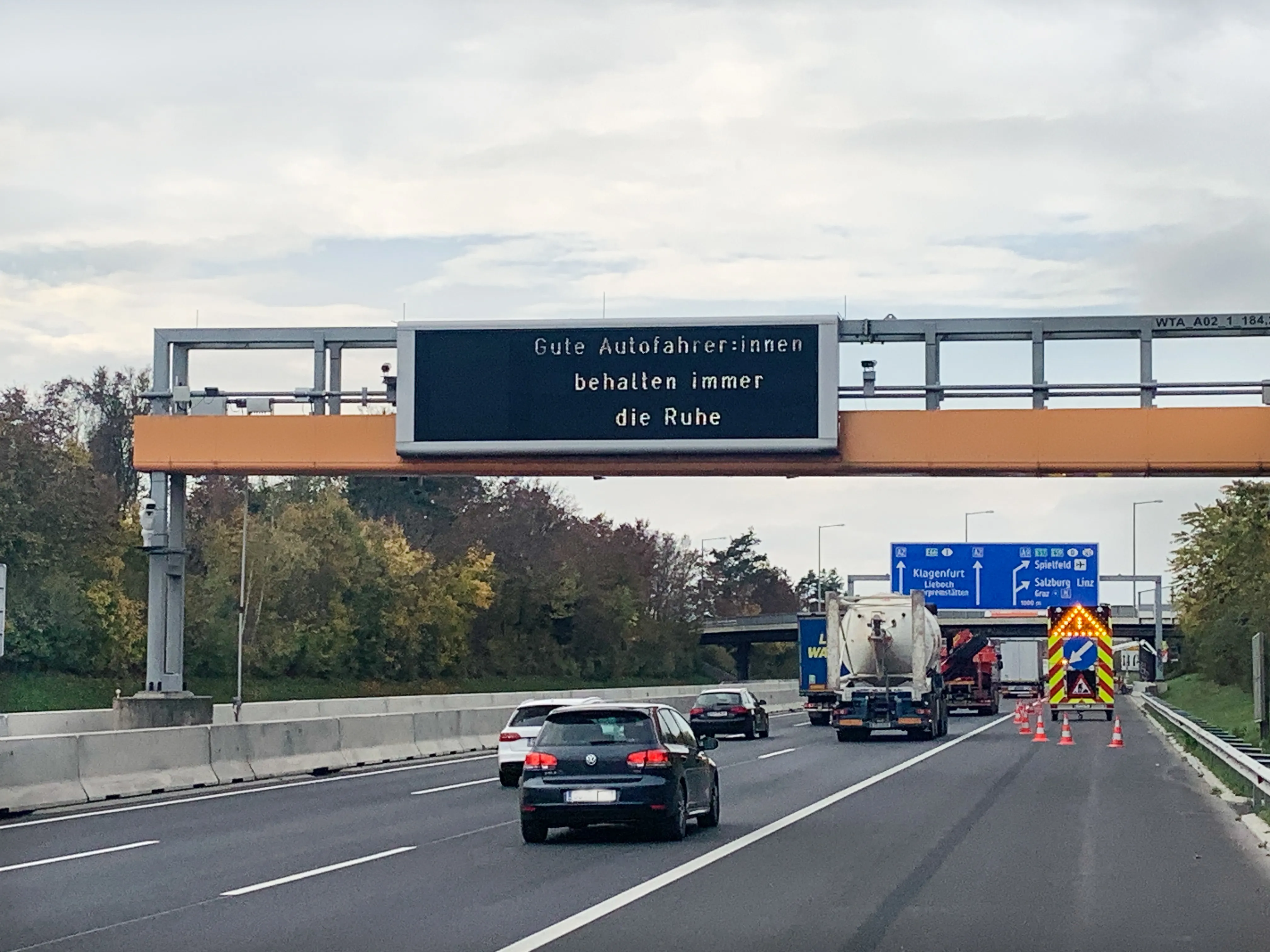 Wechseltextanzeige mit Slogan zu guten Autofahrer:innen