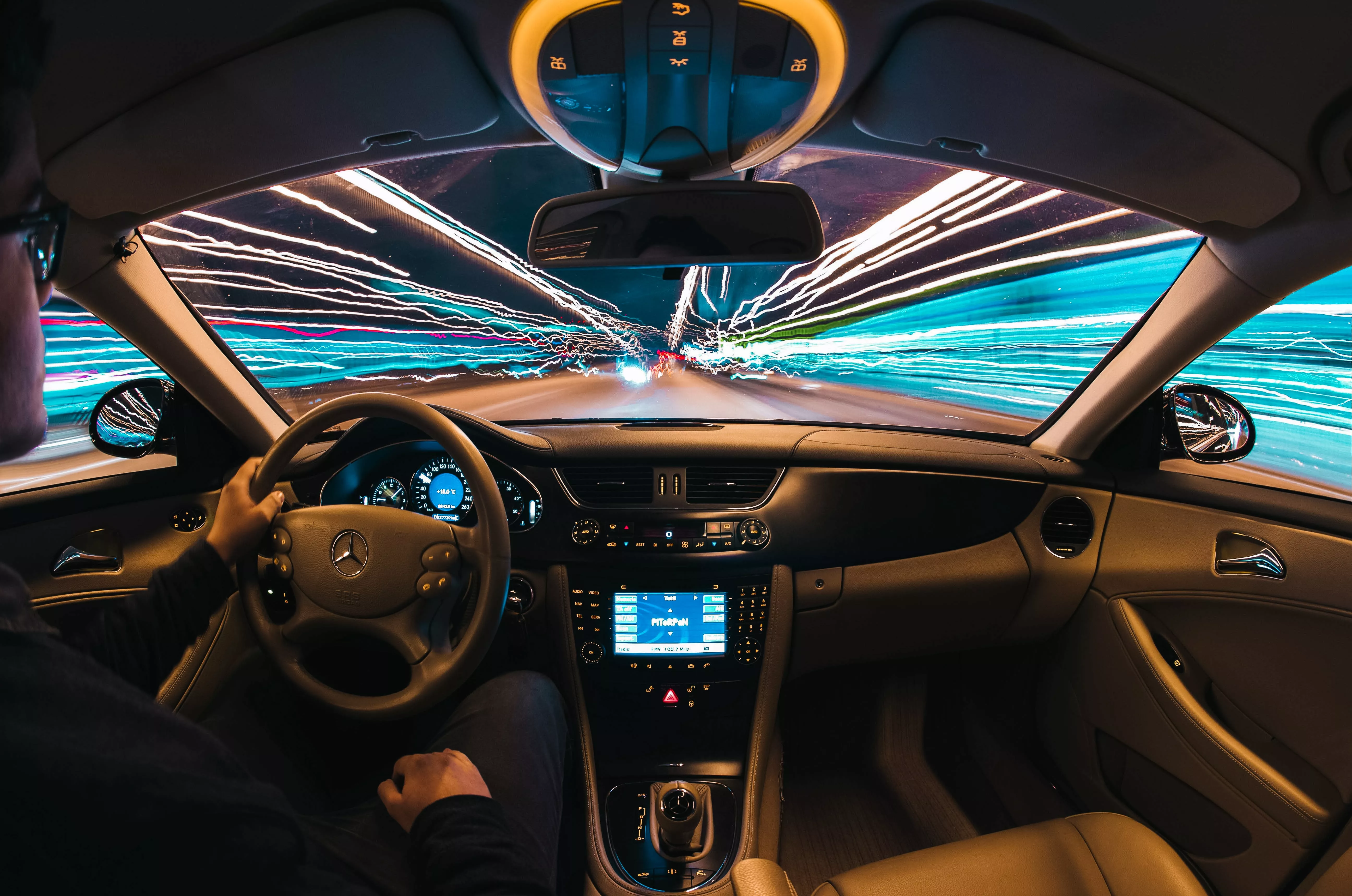 Futuristisches Auto-Cockpit in Tunnel aus Licht