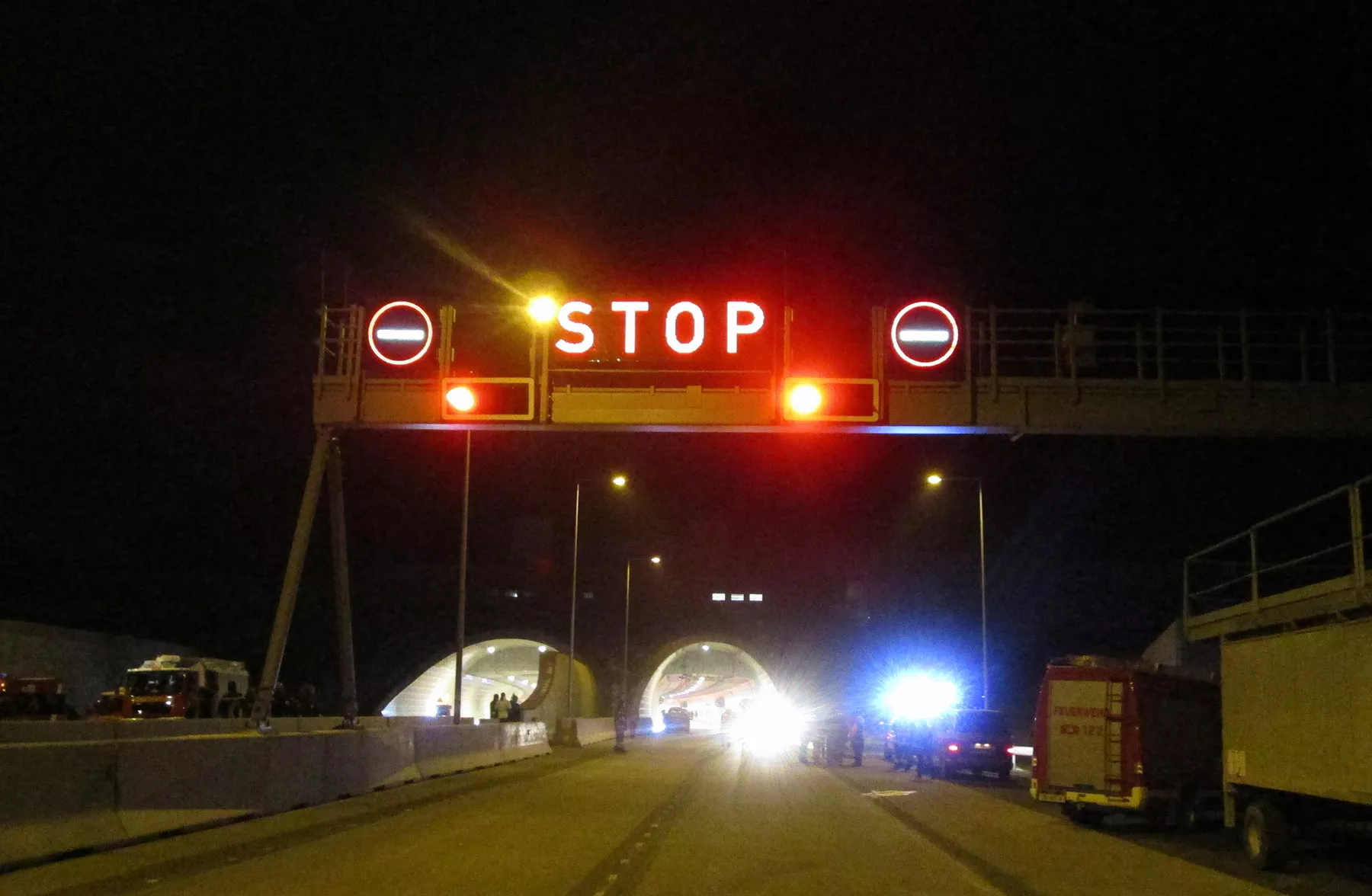 Ein Tunnelportal mit roter Ampel und STOP-Signal