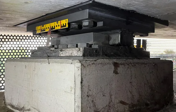 Das Hauptlager der Brücke in Nahaufnahme.