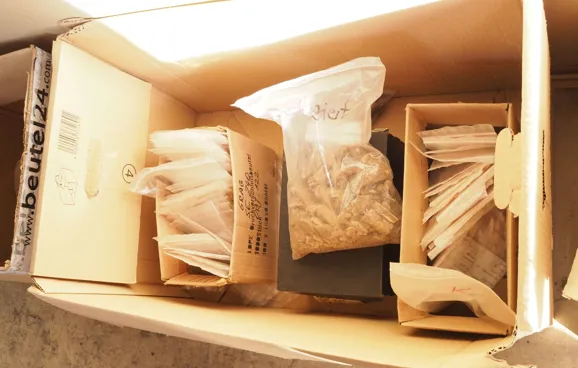 Viele kleine Objekte in Plastiksäckchen