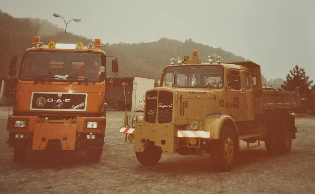 Ein altes Foto zeigt zwei Trucks