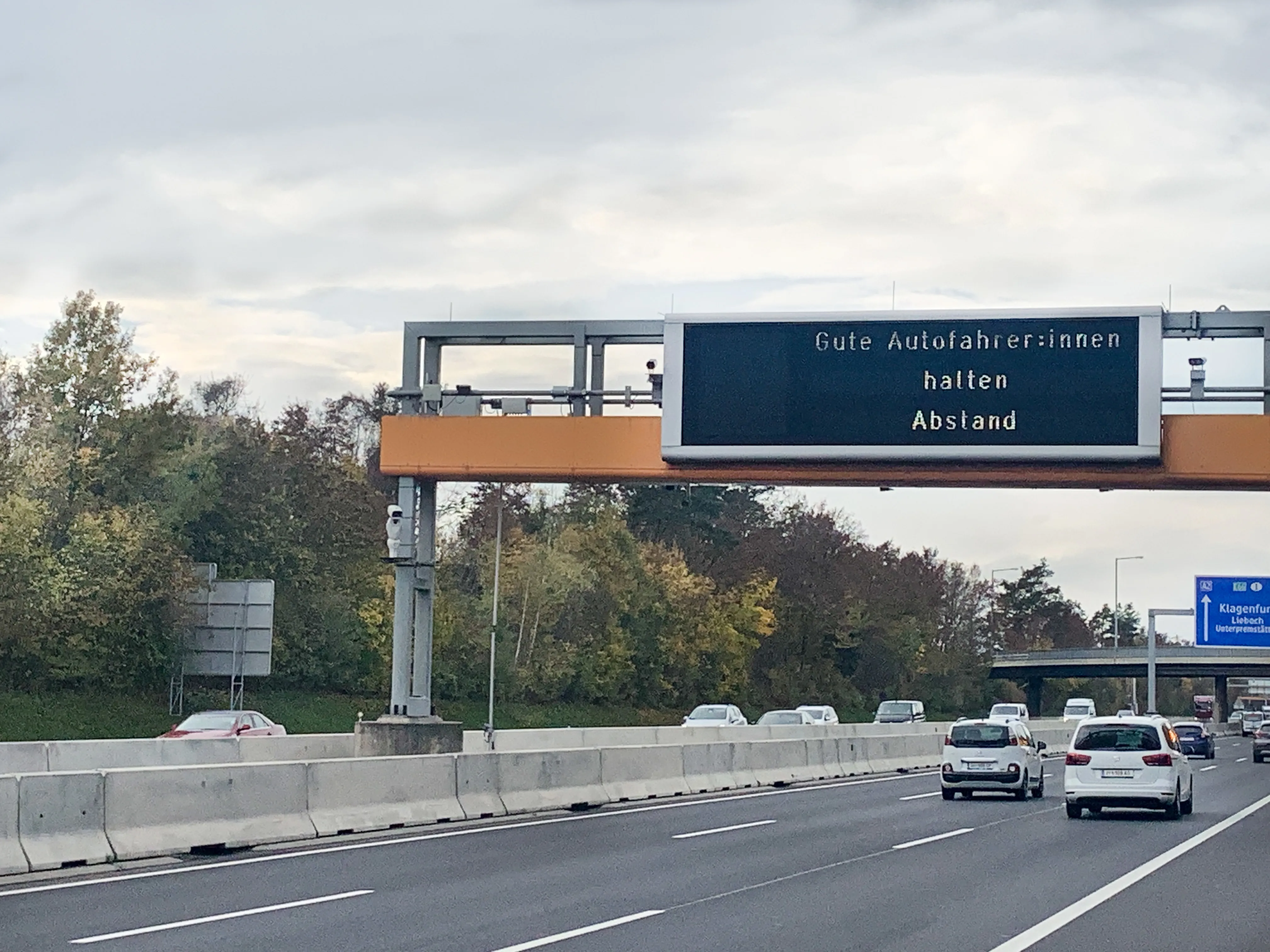 Wechseltextanzeige wirbt für Abstand