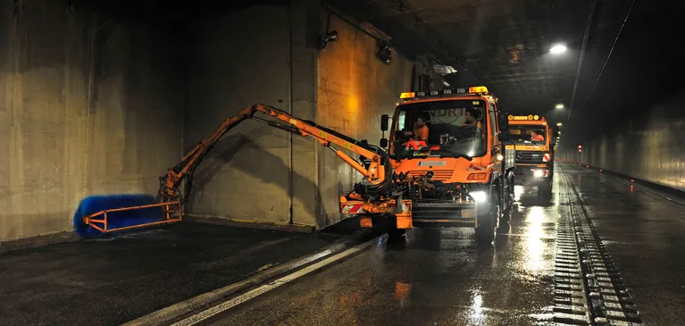 Einsatz von großen Bürstenaufsätzen bei der Tunnelwäsche