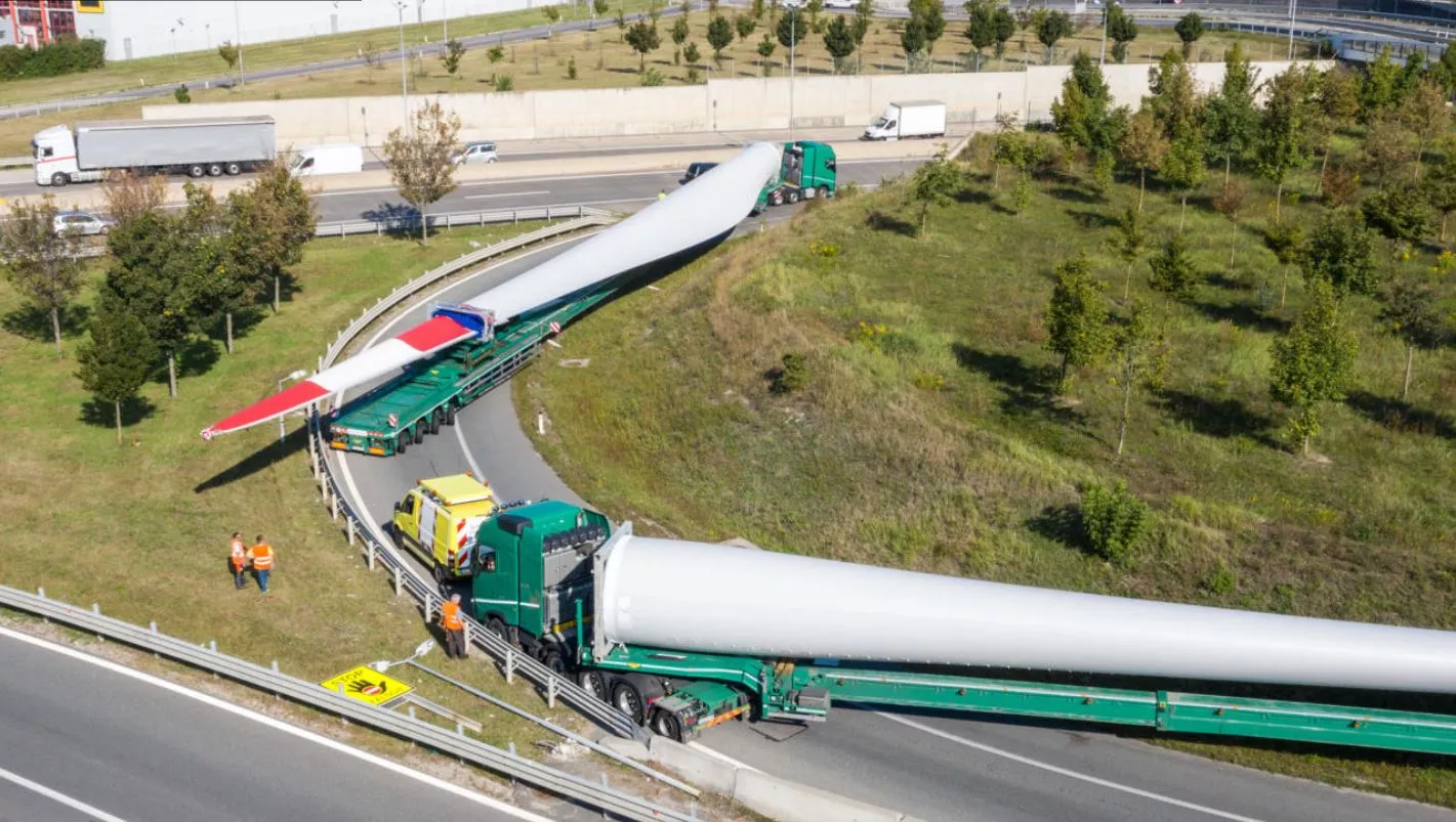 Zwei Sondertransporter, die Windradrotorenblätter transportieren