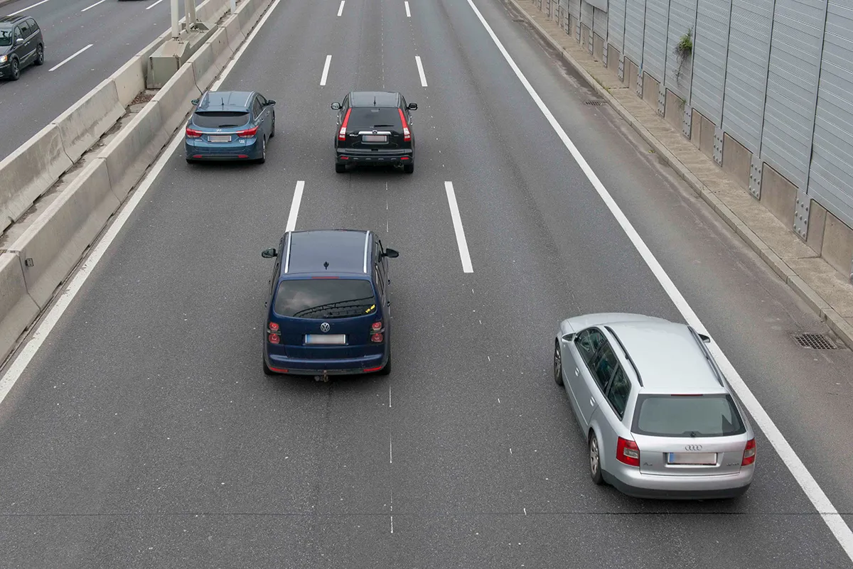 Autos auf einer Autobahn