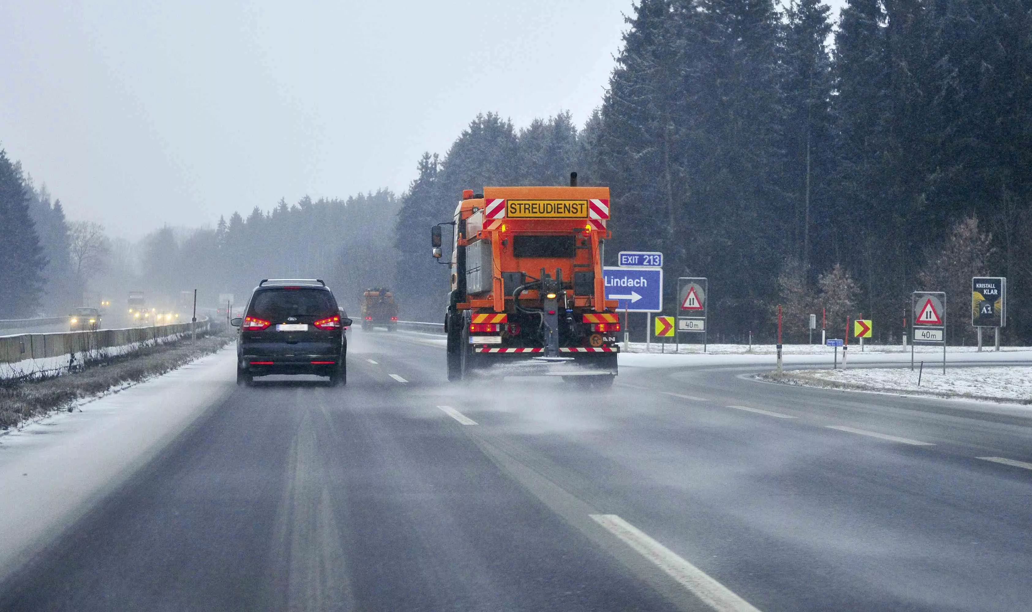 Aufnahme eines fahrenden ASFINAG Streudienst-Fahrzeugs im Einsatz auf der Autobahn.
