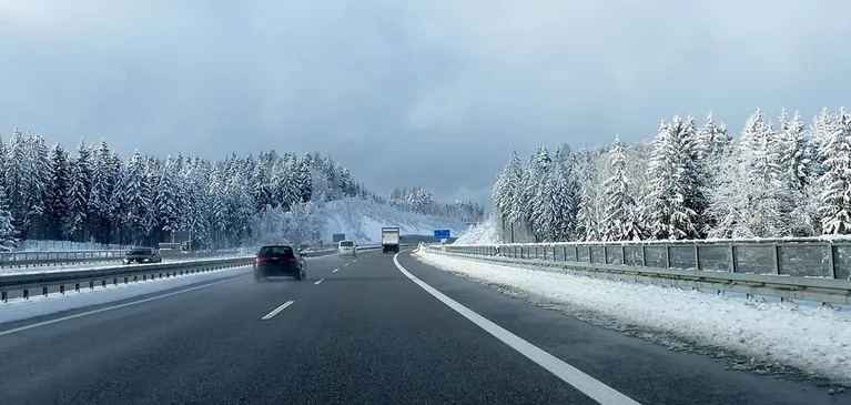Eine verschneite Autobahn im Winter